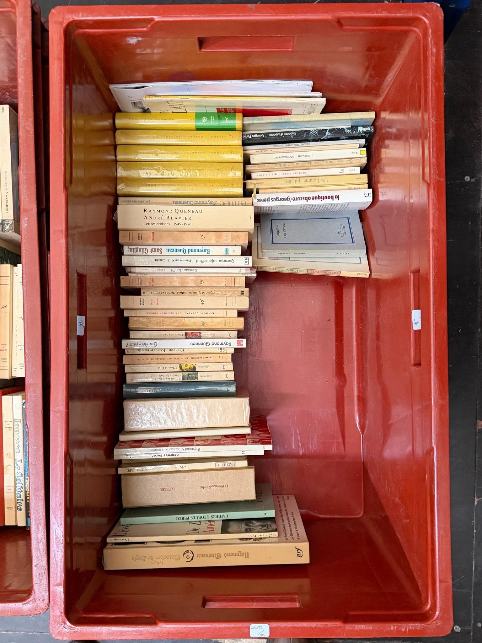 Littérature. Caisse de livres, littérature française et étrangère, comprenant divers ouvrages brochés principalement en format in-8 et in-12, éditions variées, certains titres identifiables tels que Raymond Queneau, André Blavier, Georges Perros, Bernard Groethuysen, éditions Gallimard, NRF et autres, ensemble en l'état.
