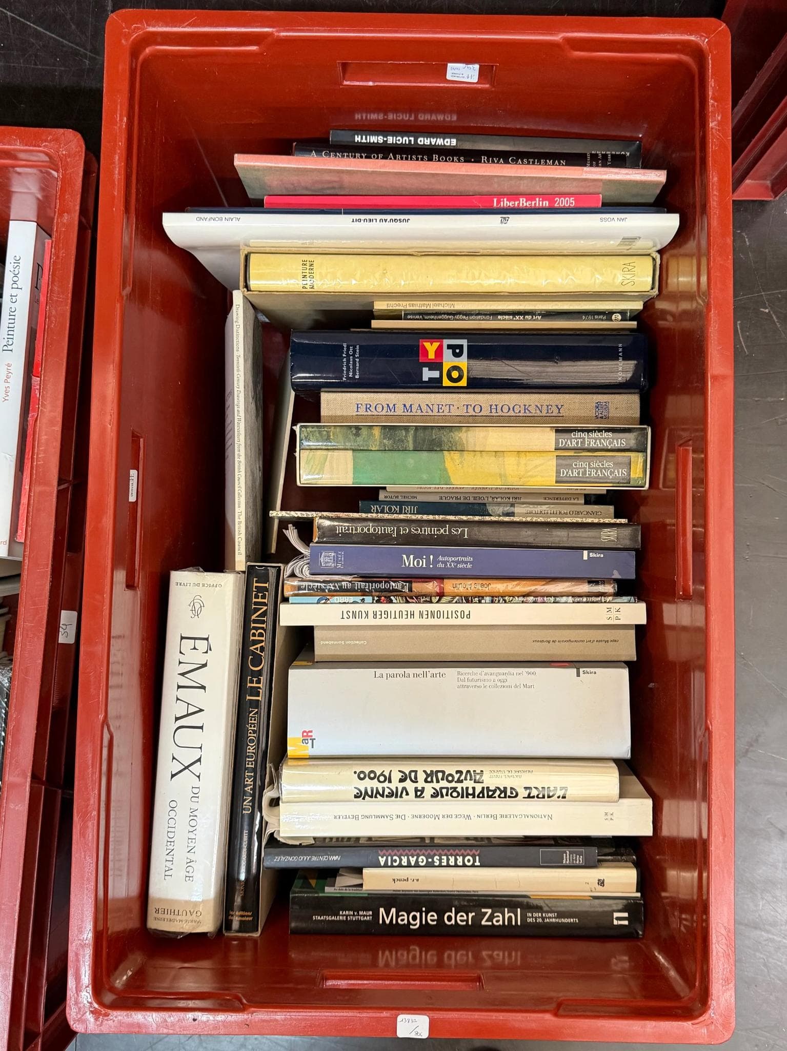 Livres d’art. Caisse. Divers auteurs. Divers titres. Divers éditeurs. Formats et reliures variés. Ensemble comprenant notamment : EMaux du Moyen Âge occidental, Le Cabinet, From Manet to Hockney, Magie der Zahl, ouvrages sur l’art graphique, la peinture et l’histoire de l’art, certains illustrés.