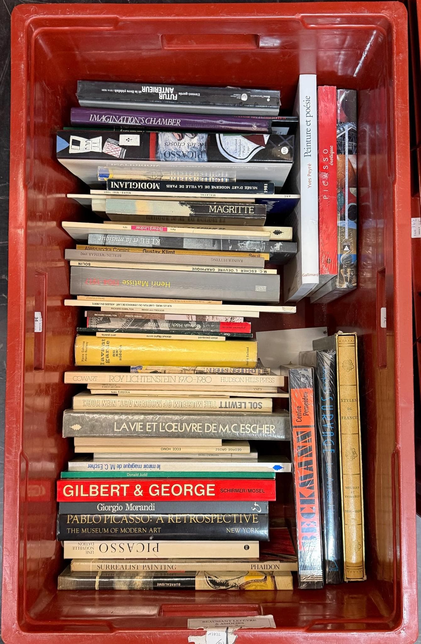 Livres d’art. Caisse d'uvrages divers sur l’art moderne et contemporain, comprenant notamment des monographies, catalogues d’exposition et études sur des artistes tels que Magritte, Klimt, Giorgio Morandi, Picasso, M.C. Escher, Gilbert & George, et des thématiques comme la peinture surréaliste. Formats variés, principalement in-4 et in-8, la plupart brochés ou cartonnés. Ensemble vendu en l’état.