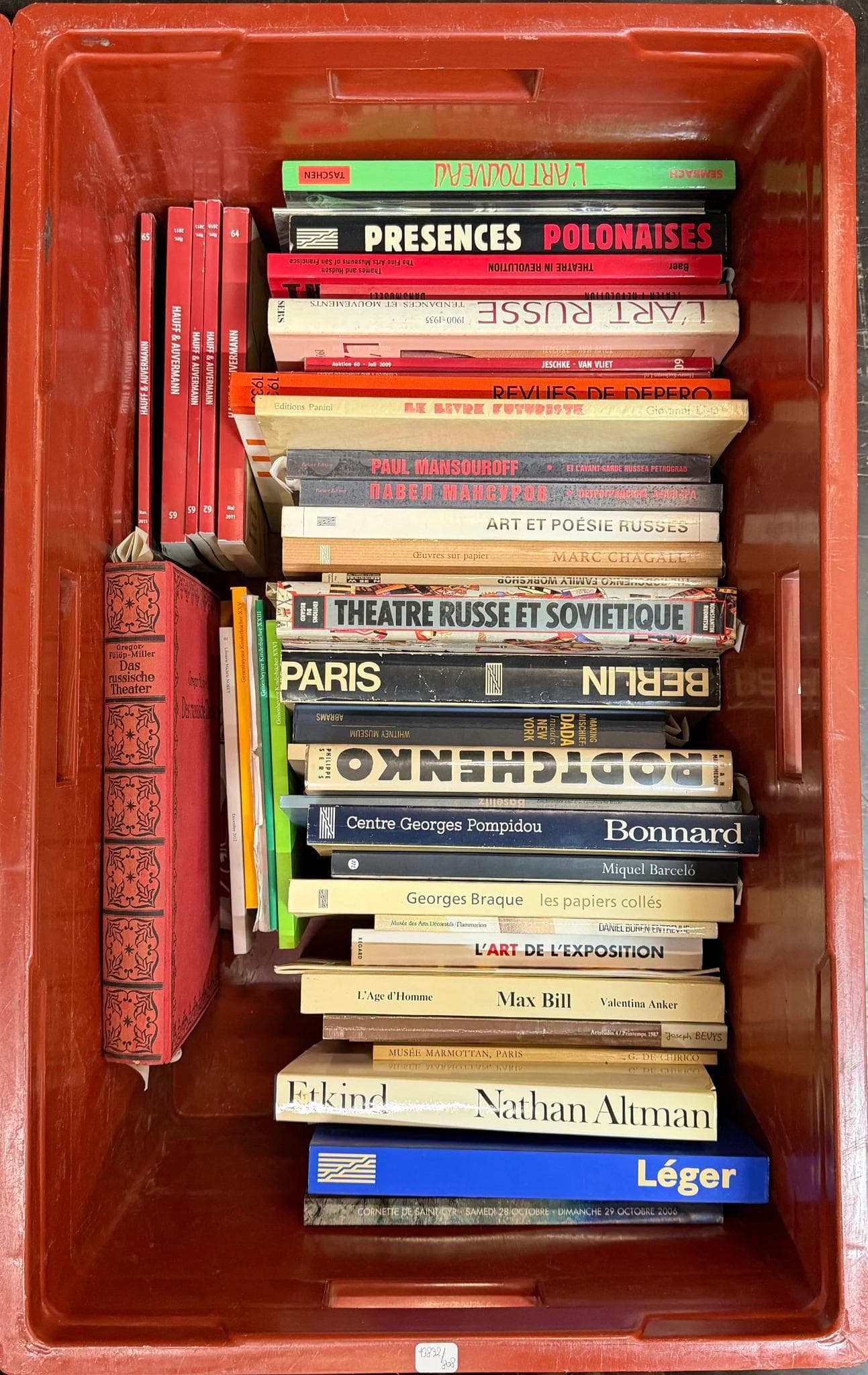 Livres d’art. Caisse d'ouvrages divers sur l’art russe, polonais, allemand et français, comprenant des catalogues d’exposition, monographies d’artistes (Nathan Altman, Léger, Bonnard, Max Bill, Paul Mansouroff), études sur le théâtre russe et soviétique, et recueils sur la poésie et la peinture. Formats variés, reliures brochées et cartonnées. Ensemble en l’état.