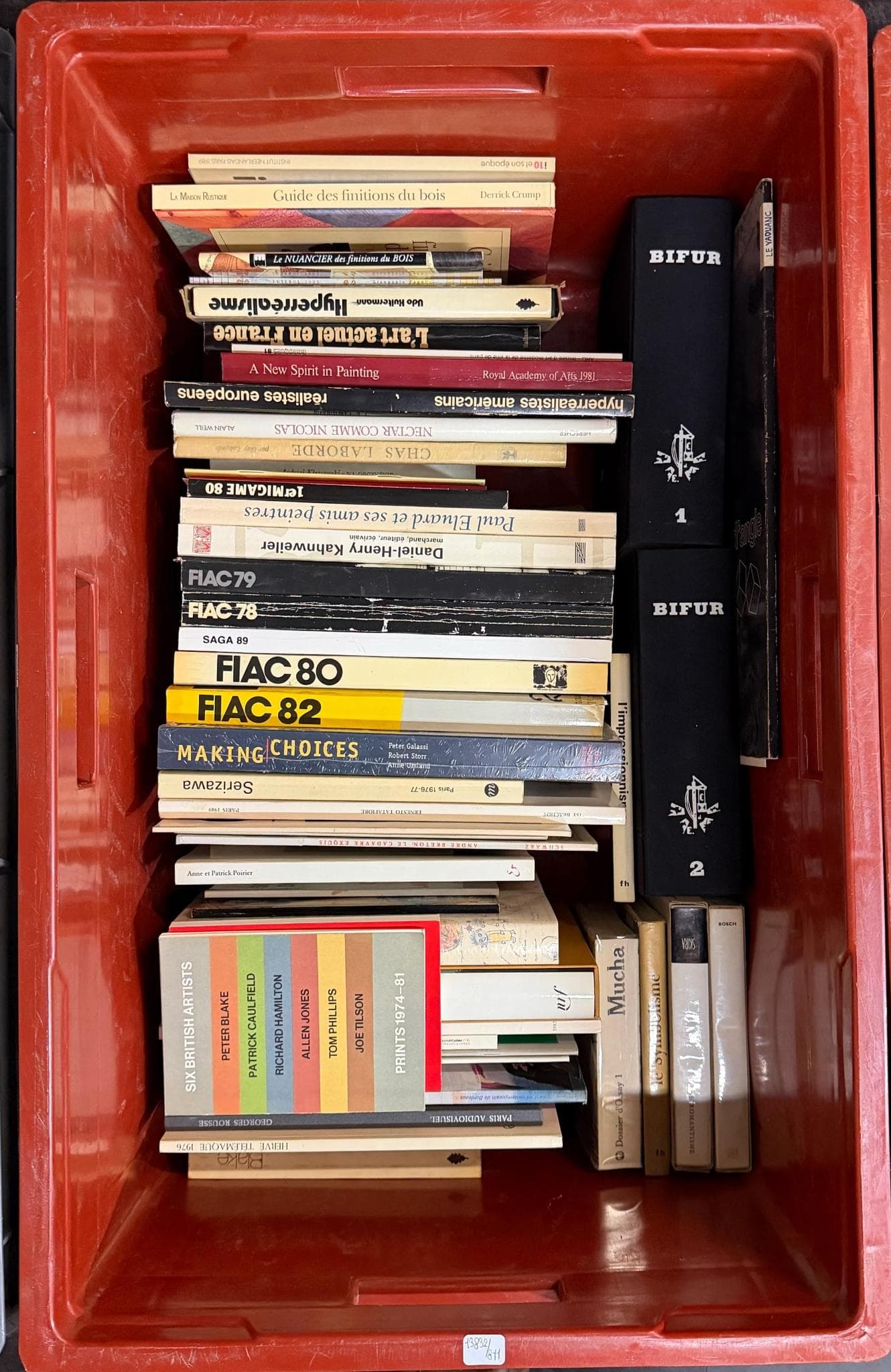 Livres d’art. Caisse contenant catalogues d’expositions et revues, formats variés, principalement brochés, titres visibles dont FIAC 78, FIAC 79, FIAC 80, FIAC 82, Making Choices, BIFUR tomes 1 et 2, British Artists Prints 1961-1974, état d’usage.