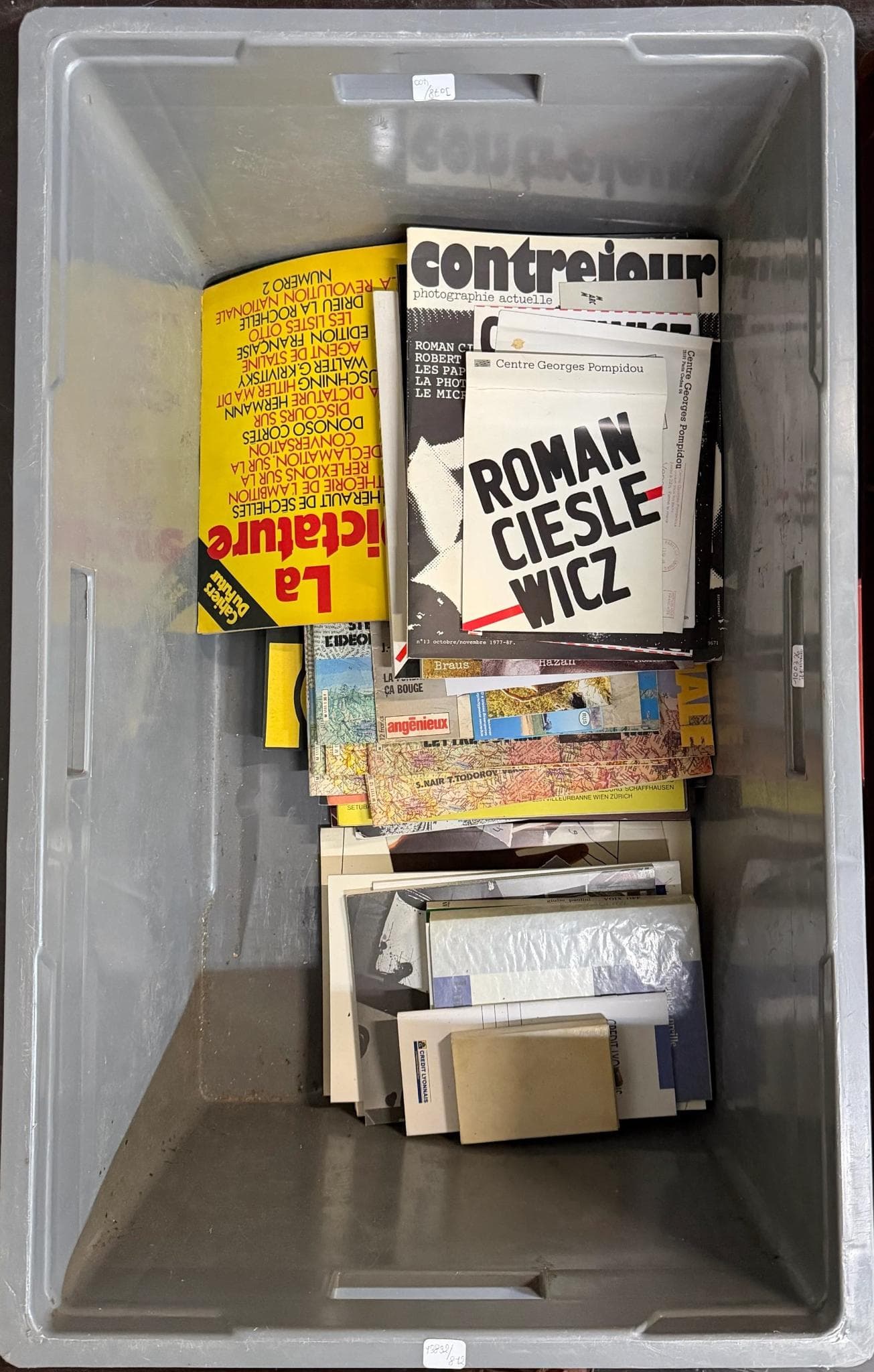 Divers. Caisse contenant rochures, catalogues, revues et documents variés, dont Centre Georges Pompidou. ROMAN CIESLEWICZ, contrejour, La photographie, Angénieux. Formats et reliures variés. Ensemble en l'état.