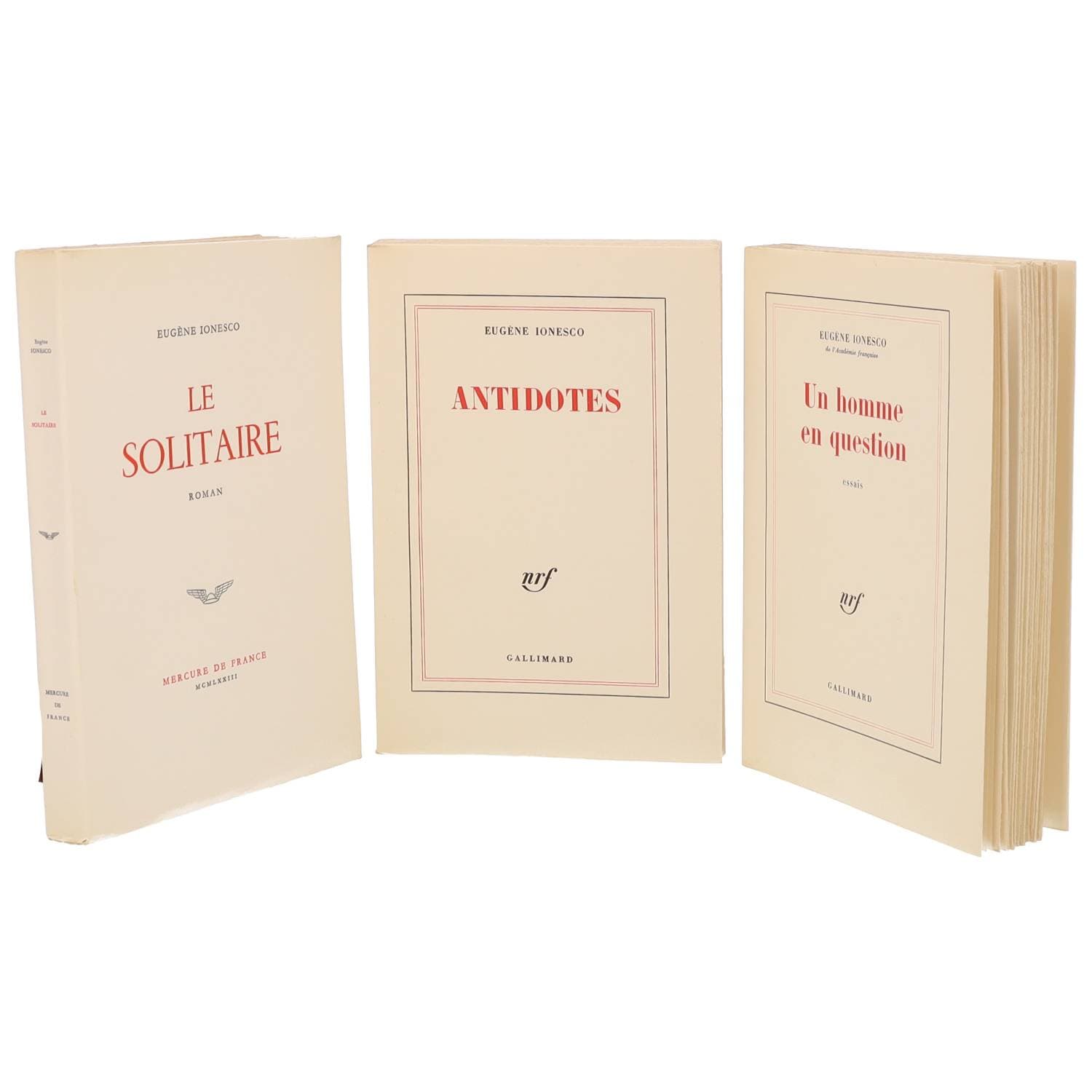 IONESCO Eugène
Ensemble de trois volumes :
- Un homme en question. Paris, Gallimard, 1979 ; in-8, broché. Édition originale. Un des 25 exemplaires numérotés sur papier vélin d'Arches Arjomari-Prioux, seul grand papier
- Antidotes. Paris, Gallimard, 1977. In-8, broché. Édition originale. Un des 25 exemplaires numérotés sur papier vélin d'Arches Arjomari-Prioux, seul grand papier
- Le Solitaire. Paris, Mercure de France, 1973. In-8 broché, couv. imprimée rempliée. Édition originale tirée à 360 ex. (+40 hc) ; n°15 des 15 ex. de tête sur Hollande Van Gelder. Très bel exemplaire non coupé.