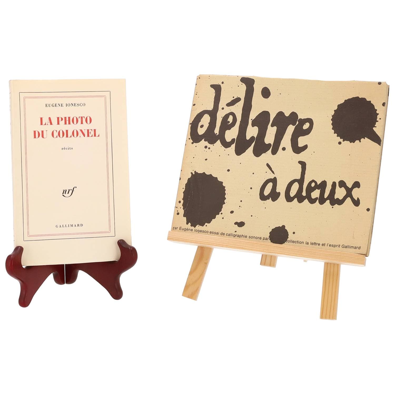 IONESCO Eugène
- Délire à deux. Essai de calligraphie sonore par Massin d'après l'interprétation de Tsilla Chelton et de Jean-Louis Barrault à l’Odéon, Paris, Paris 1966. 21 x 18 cm, broché. Edition originale tirée à 1500 exemplaires.
- La Photo du colonel. Récits. Paris : Gallimard, 1962. In-12, broché. Edition originale, un des quarante cinq exemplaires sur vélin pur fil, deuxième papier.