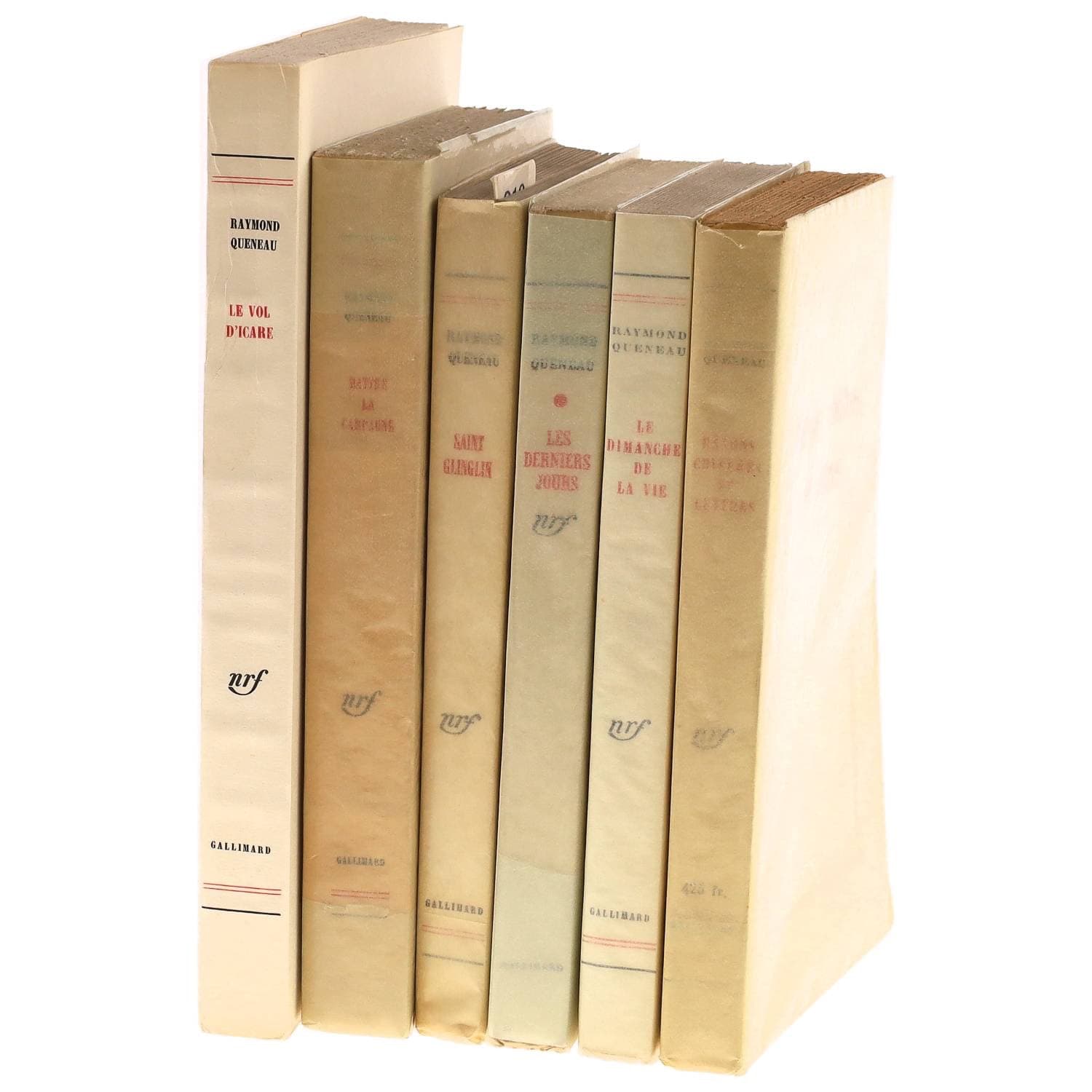 QUENEAU Raymond
Ensemble de six volumes en éditions originale édités chez Gallimard
- Battre la campagne, exemplaire sur Hollande
- Saint Glinglin, exemplaire sur pur fil
- Les derniers jours, tirage courant
- batons, chiffres et lettres, tirage courant
- Le dimanche de la vie, exemplaire sur pur fil
- Le vol d’Icare, exemplaire sur pur fil