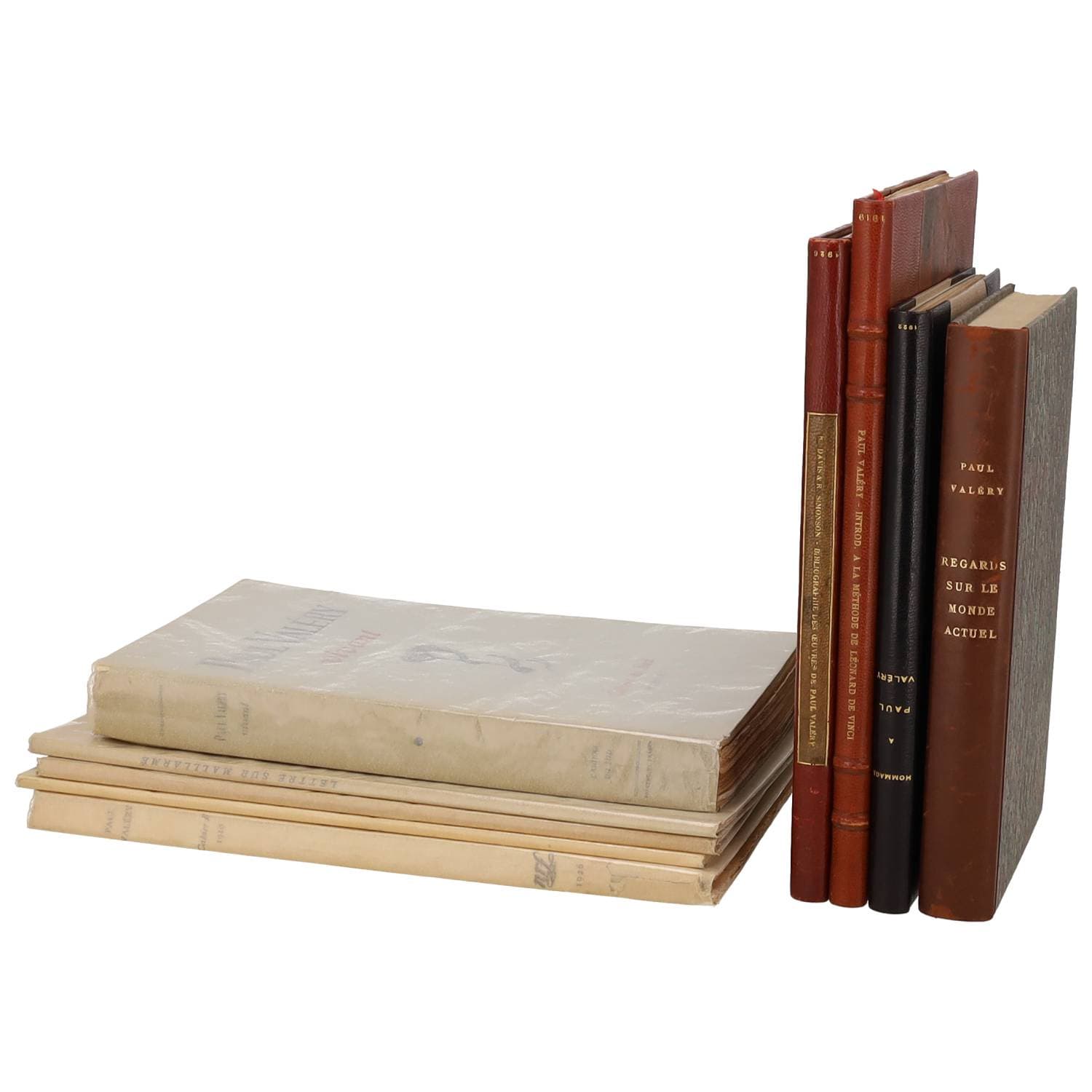 VALERY Paul
- Regards sur le monde actuel, Paris, Gallimard, 1945. In-12 relié par Georges Leroux (1979). Edition originale, un des cinq exemplaires Hors Commerce
- Introduction à la Mémoire de Léonard de Vinci, Paris, NRF, 1919. Un volume in-8, demi-reliure signée Petitot. Exemplaire enrichi d’un envoi signé de l’auteur
- La soirée avec M. Teste, Paris, 1919. In 8°, broché, couverture illustrée. Bel et long envoi signé de l’auteur. Exemplaire sur vergé d’Arches
On y joint six ouvrages de ou sur l’auteur, broché ou en demi-reliure