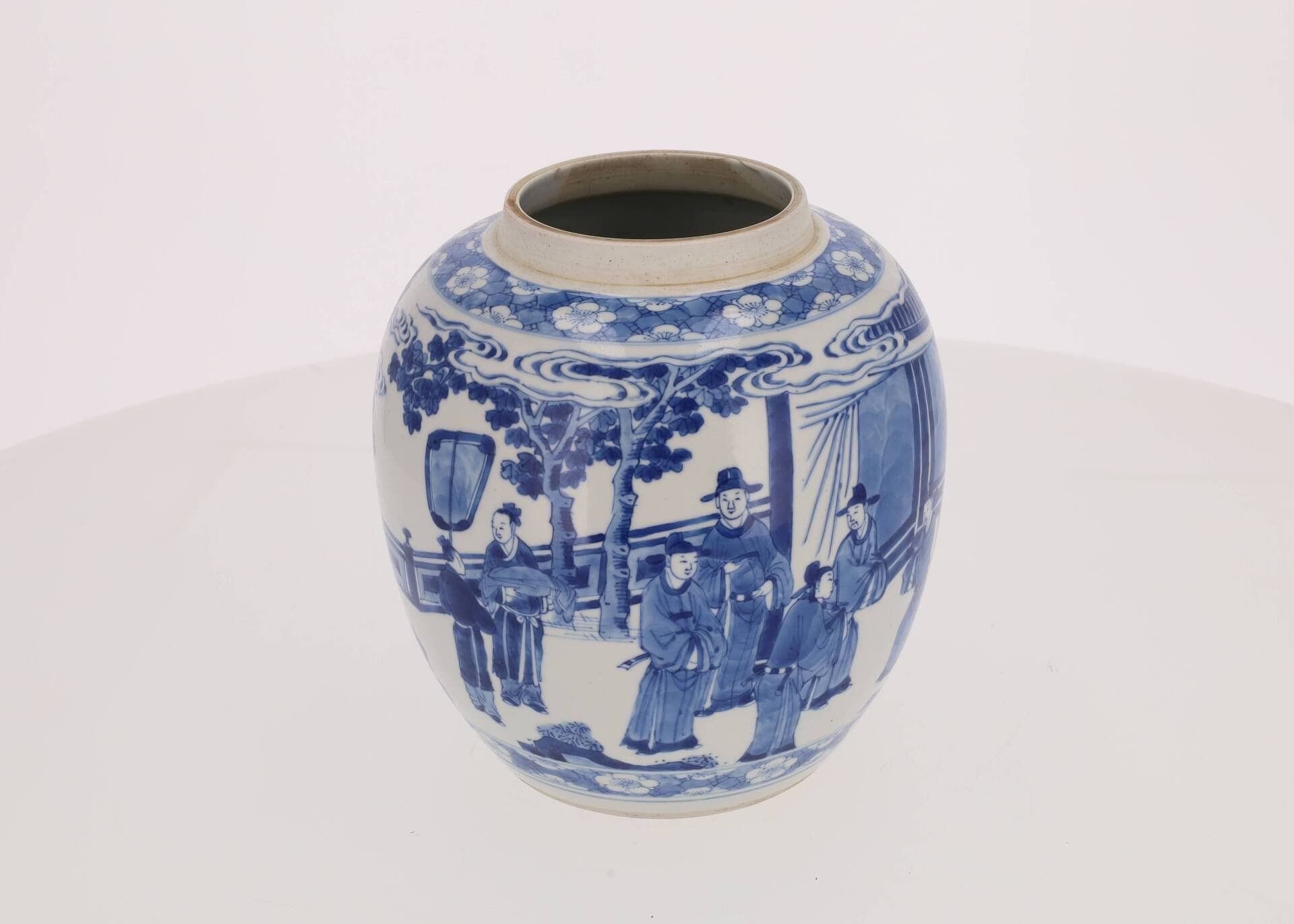 Jarre bleu et blanc en porcelaine à décor d'une scène d'audience