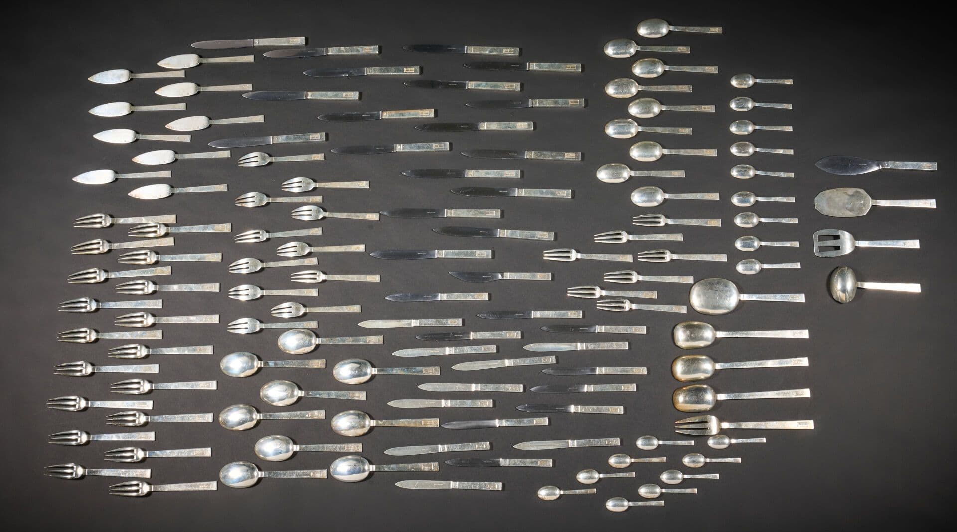 Importante partie de ménagère en argent 1er titre (950°/°°), de style Art Déco du modèle Antibes.