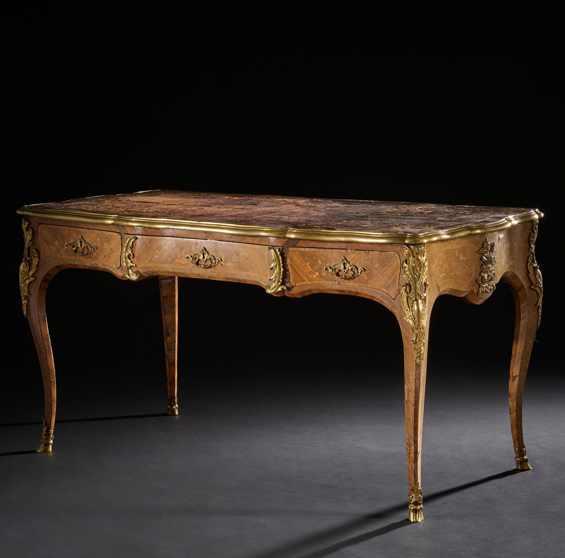 Bureau plat en placage et marqueterie de bois de rose, bois de violette et amarante.