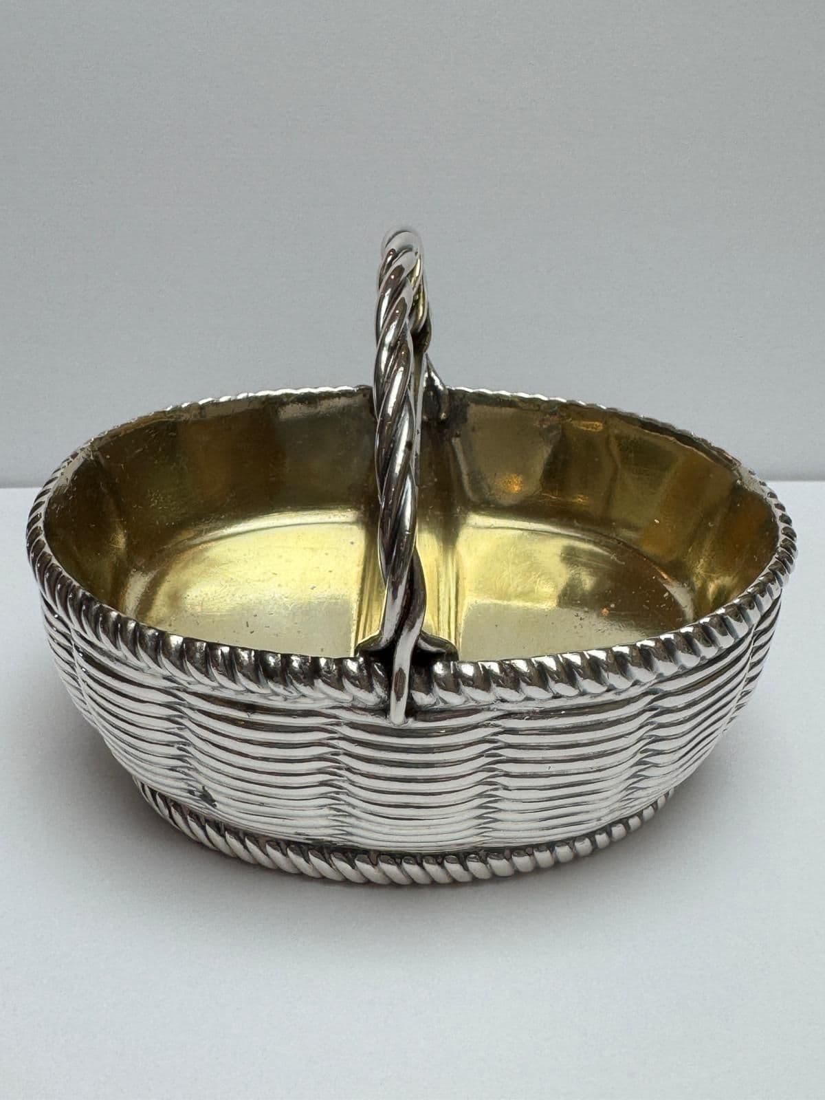 Paire de salières doubles en argent et vermeil en forme de panier et à l'imitation de l'osier, l'intérieur à deux compartiments est vermeillé.