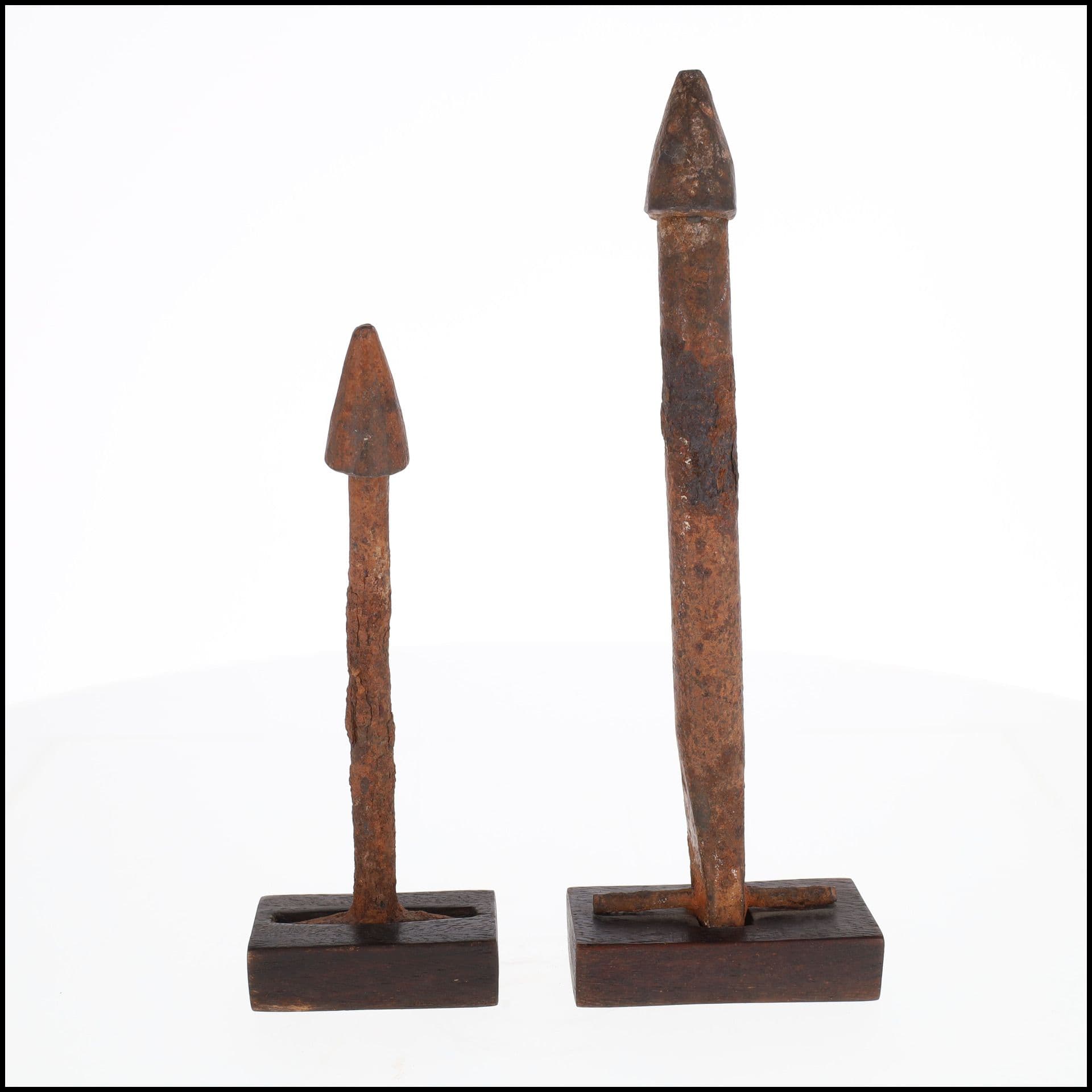 Deux phallus en fer, symbole de fertilité.