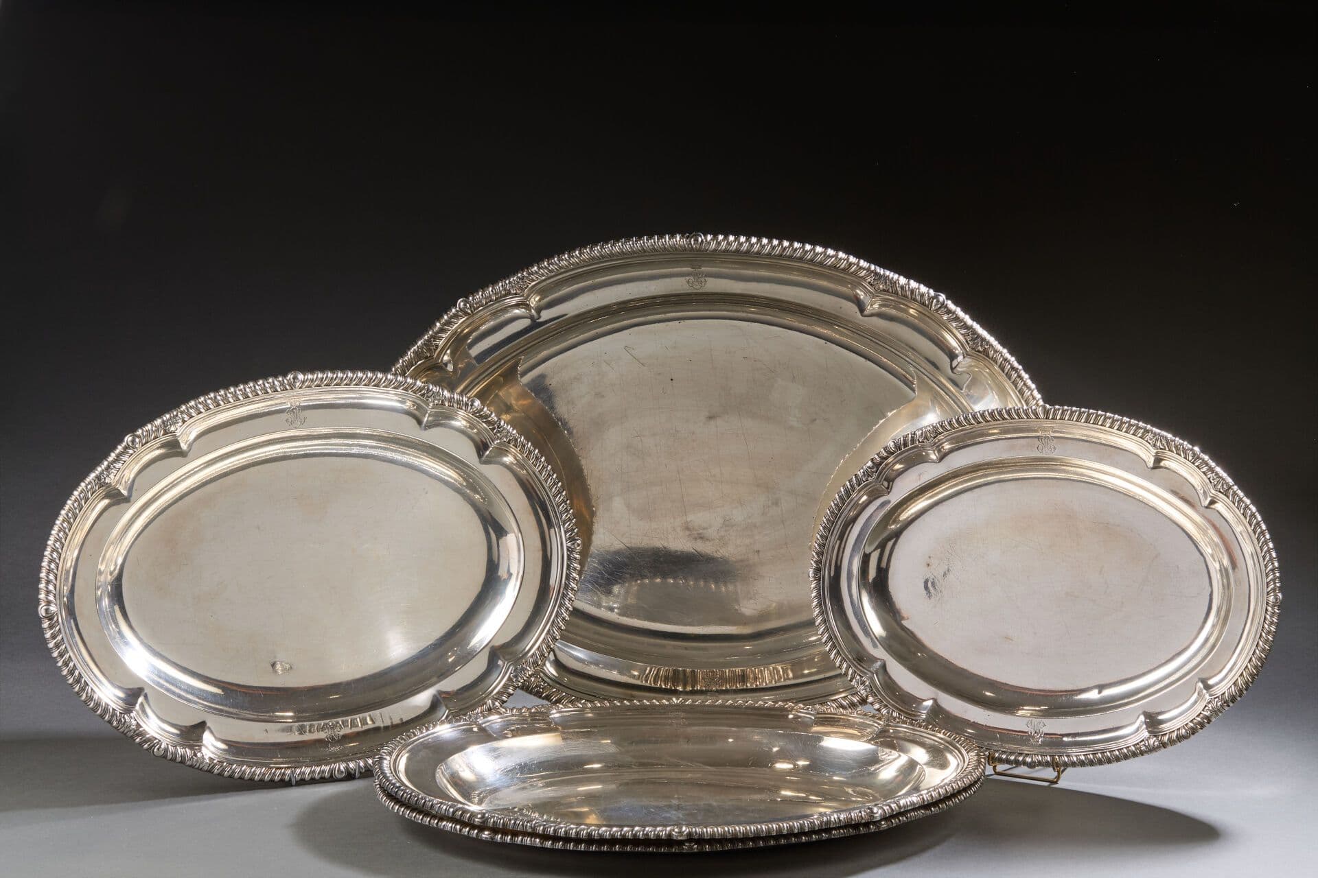 Très important ensemble de plats en argent (925°/°°) de différentes grandeurs, du modèle à contours, la bordure ciselée de godrons tors et feuilles d'acanthes de refend au niveau des côtes pincées. L'aile est gravée HG sous couronne comtale pour Henry Greffulhe.