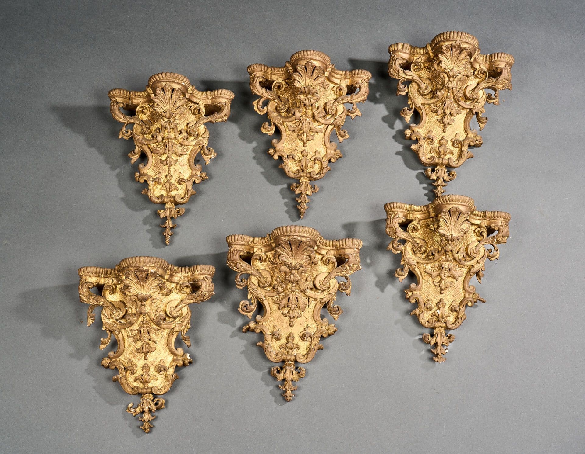 Suite de six consoles d'appliques en bois sculpté et redoré.