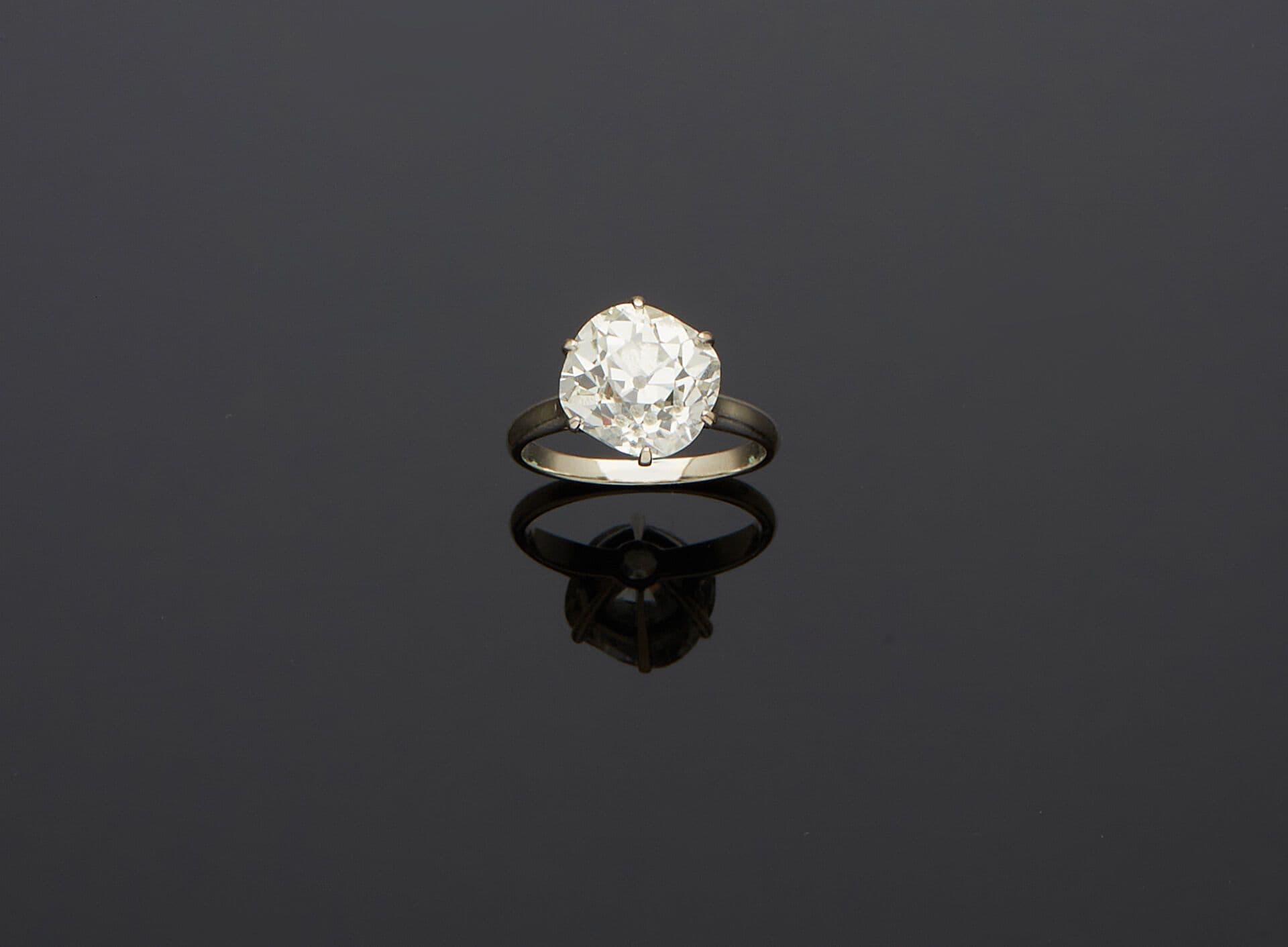 Bague solitaire en or gris 18k (750e), ornée d'un diamant coussin taille ancienne, en serti griffe.