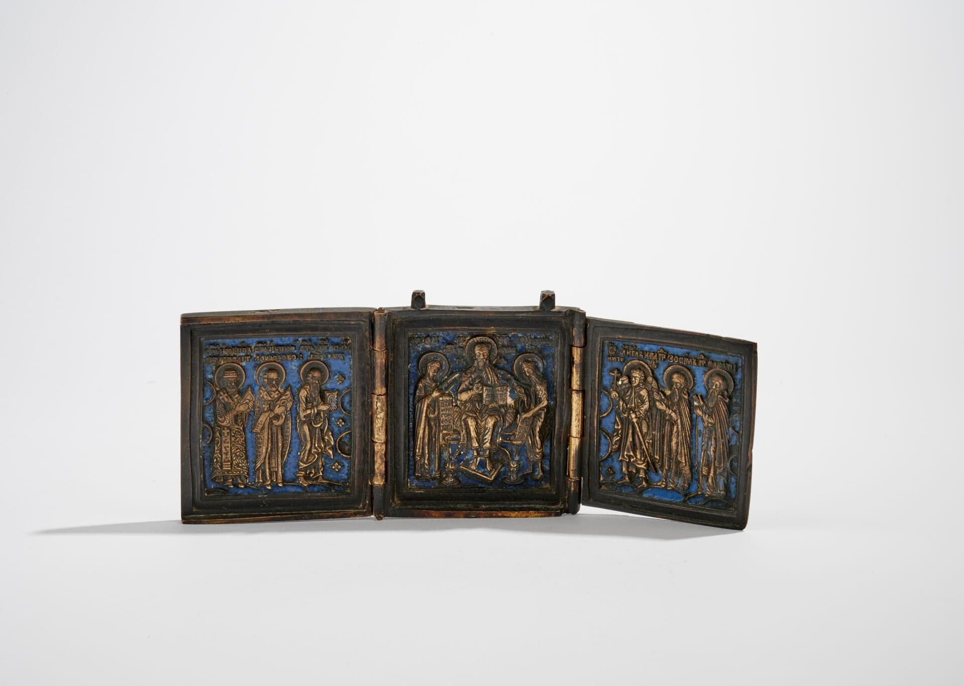Icône triptyque en bronze émaillé bleu.