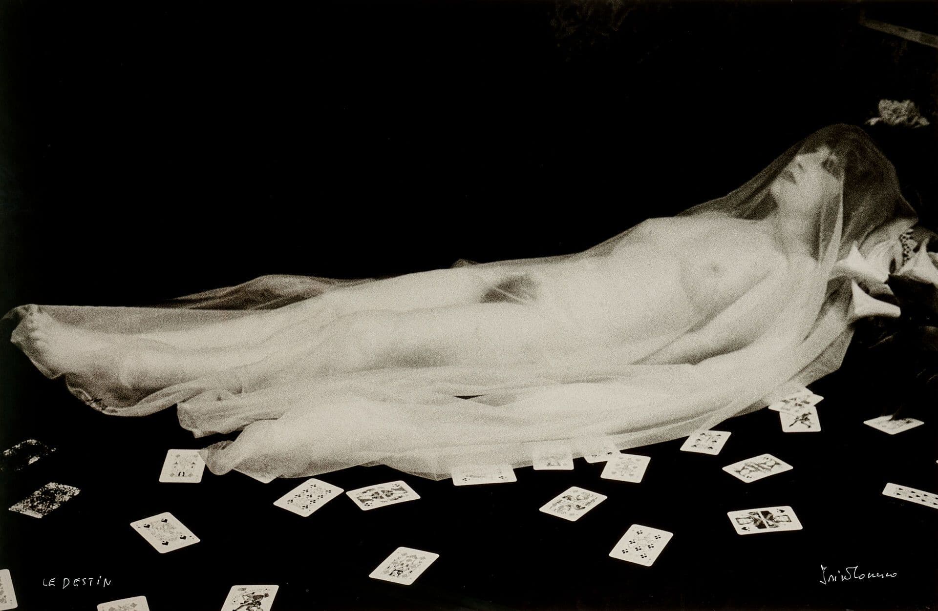 Irina IONESCO (1930/2022). Le destin.Grand tirage photographique (argentique attr.) sous passe-partout et encadré (non décadré). Sur recto duvisuel, titre et signature de l'auteur. Formatvisuelà vue environ 98 x 64 cm ; format encadrement environ 119 x 85 cm.