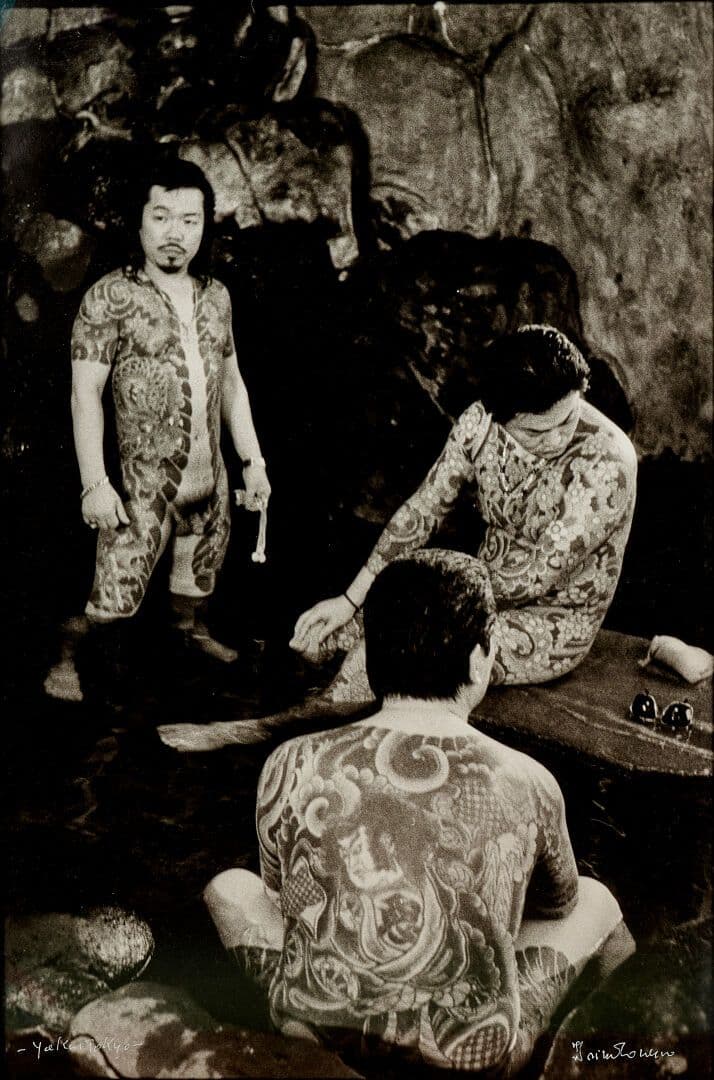 Irina IONESCO (1930/2022). Yakuza Tokyo (hommes nus et tatoués). Grand tirage photographique (argentique attr.) sous passe-partout et encadré (non décadré). Sur recto duvisuel, titre et signature de l'auteur. Formatvisuelà vue environ 84 x 55 cm ; format encadrement environ 78,5 x 58 cm.