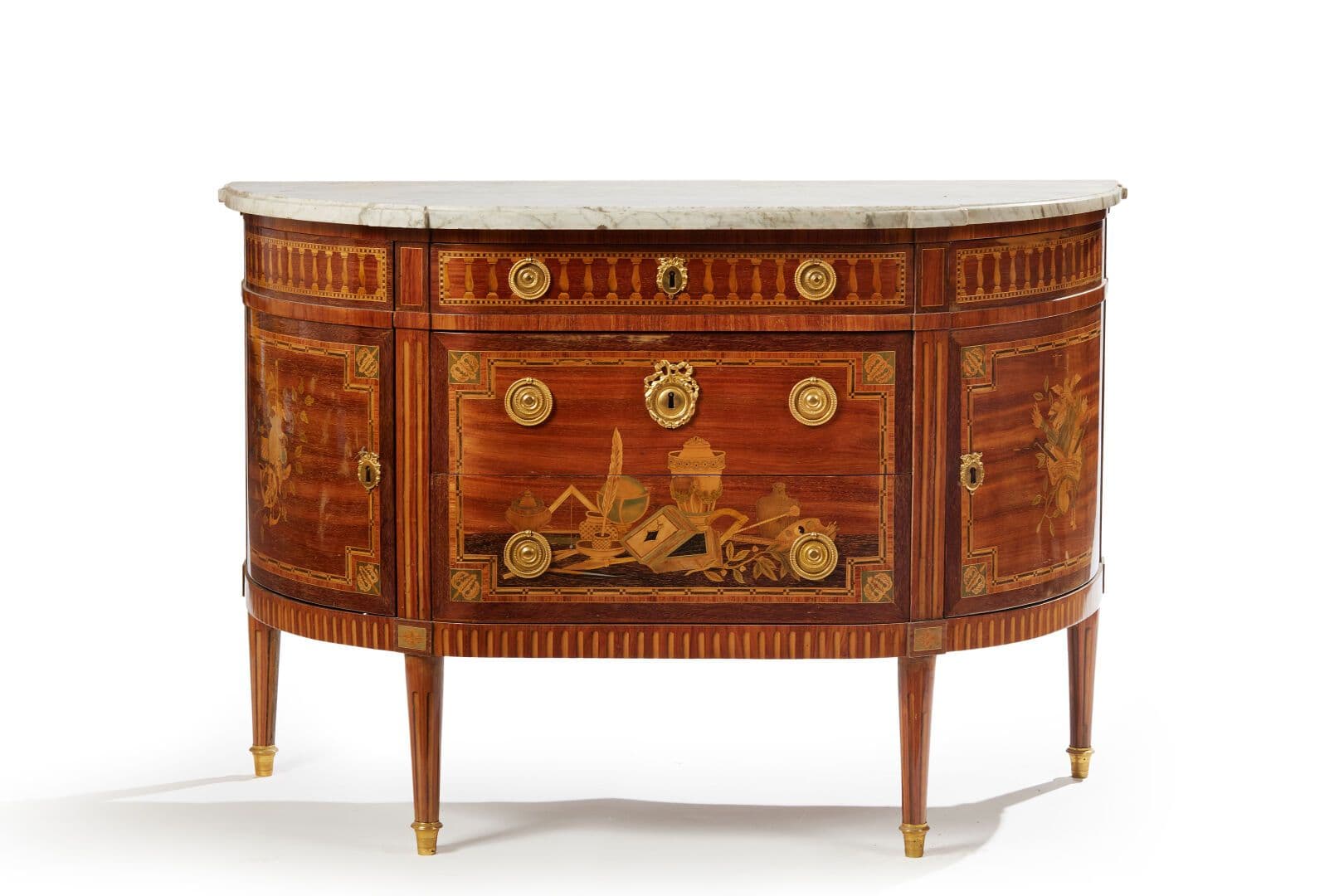 Commode demi-lune en placage et marqueterie de bois d'essences diverses, bois teinté vert et bois ombré au sable.
