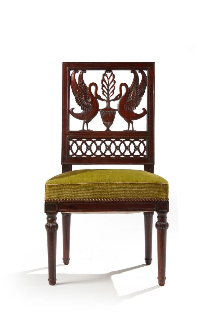 Belle chaise basse en acajou mouluré et finement sculpté.