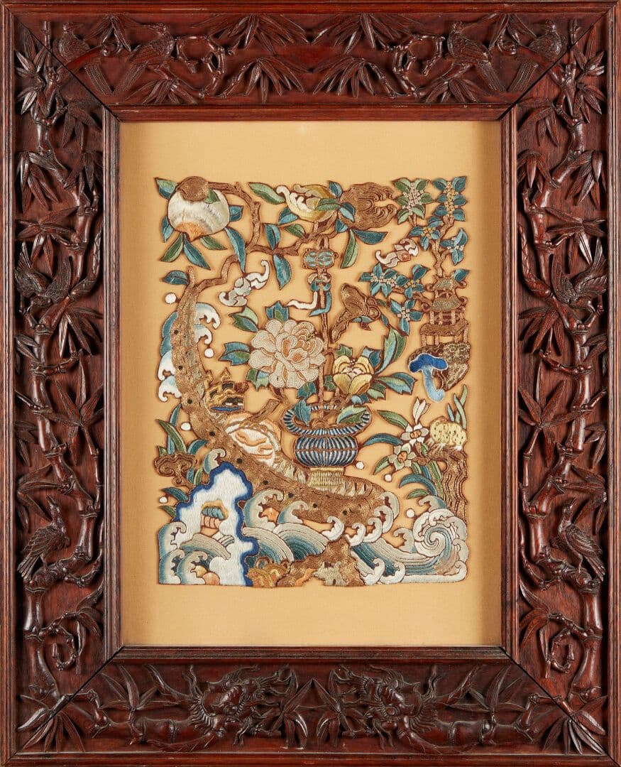 Grande broderie à décor d'une pagode et d'un vase