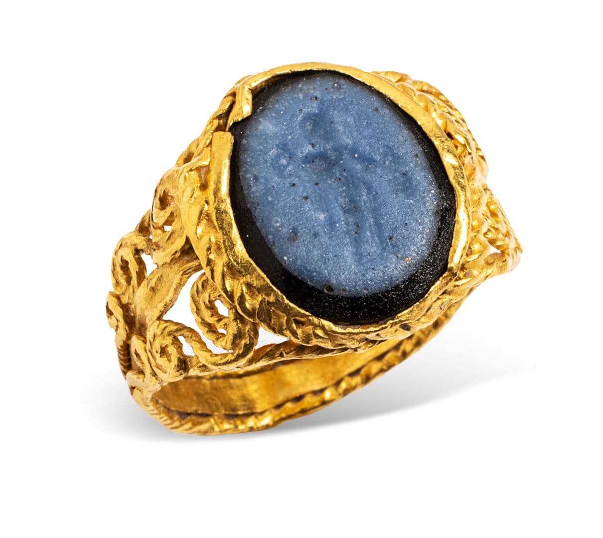 Bague en or ornée d'une intaille sur pâte de verre imitant l'agate bleue représentant le héros Hercule (Herakles).
