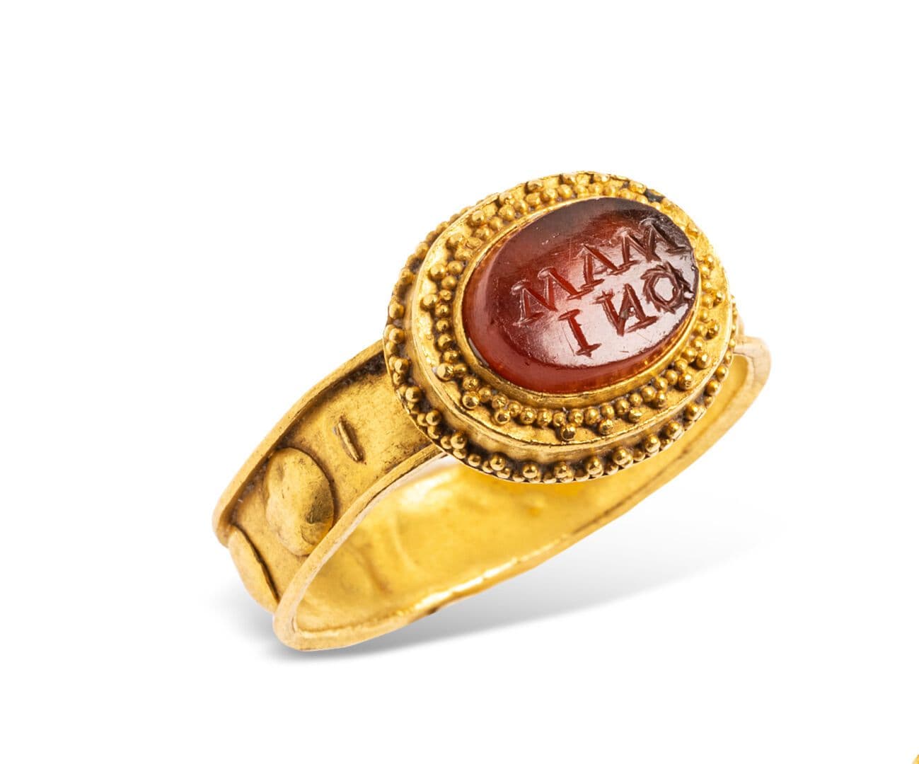 Bague en or à frise de pastilles sur l'anneau, ornée d'une intaille ovale sur cornaline gravée « MAMINO » sur deux lignes.