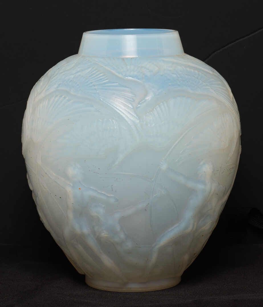 RENÉ LALIQUE - Vase « Archers » Epreuve en verre opalescent double couche soufflé-moulé. Signature moulée.
