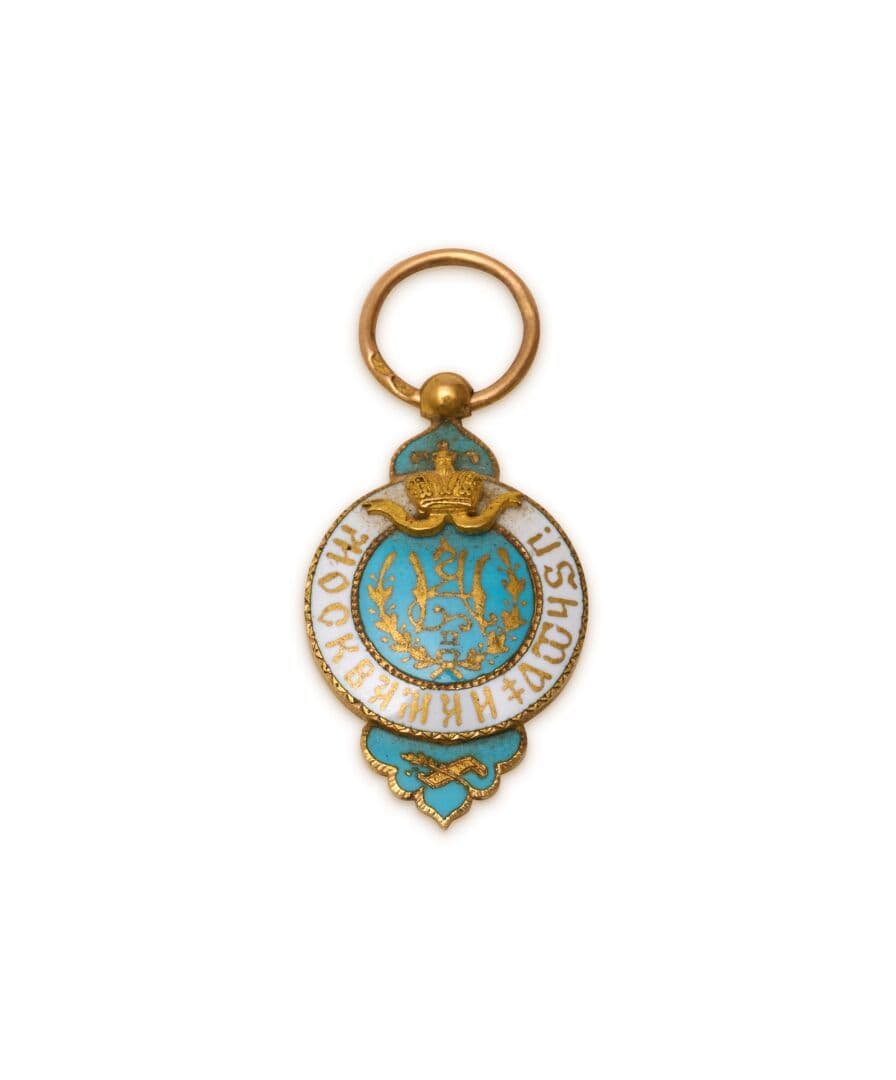 RUSSIE - Très rare insigne miniature de Correspondant du Bureau du Couronnement du tsar Nicolas II à Moscou, en or 18k (750 millièmes) et émaux. Avec anneau de suspension.