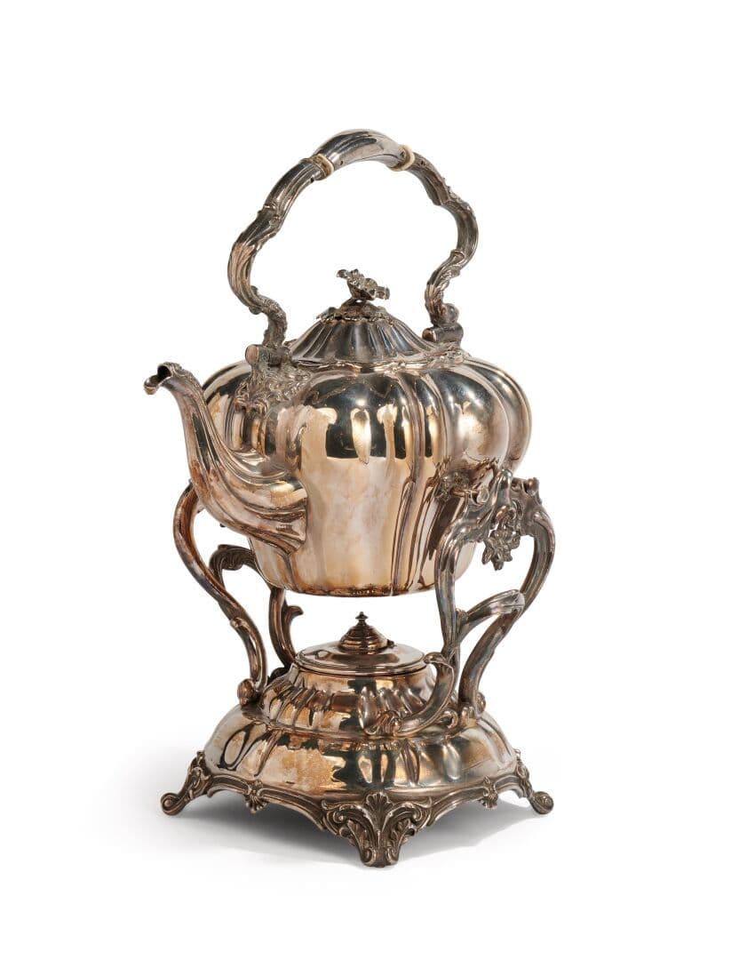 Samovar en argent 10 loth (650 millièmes) de forme balustre, à décor repoussé de godrons et ciselé de feuillages de style Rocaille, reposant sur un réchaud à quatre pieds feuillagés.