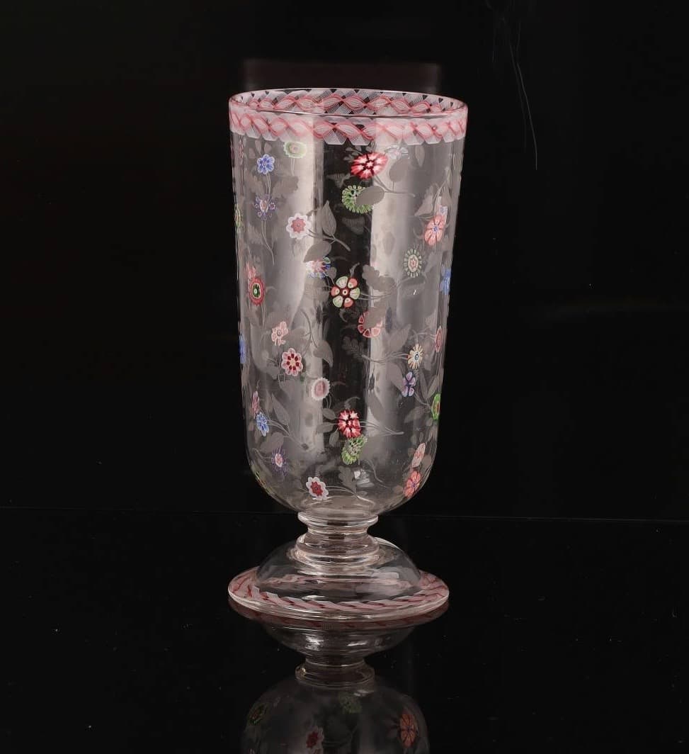 Verre moulé de forme tulipe, à décor polychrome de millefiori, rehaussé de feuilles et